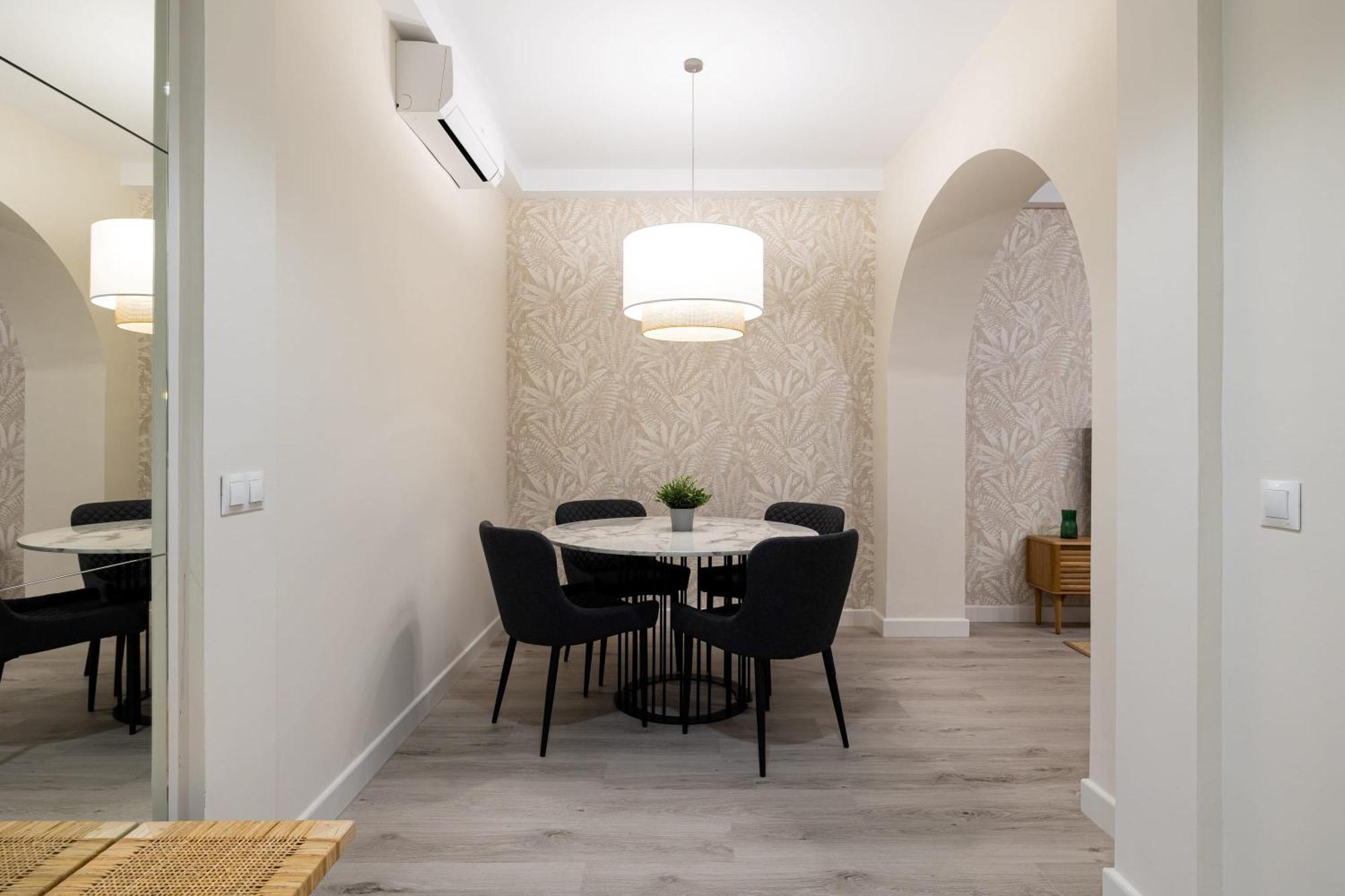 Cozy Apartment In The Heart Of Малага Экстерьер фото